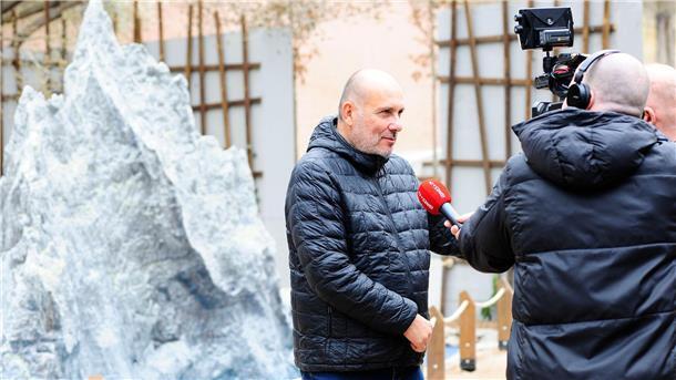 Extrem seltenes Insekt: Prager Zoo zeigt Baumhummer Zoodirektor Miroslav Bobek spricht mit Journalisten vor einem Modell der Ball’s Pyramid, einer australischen Felsinsel, auf der die Baumhummer heimisch sind.
