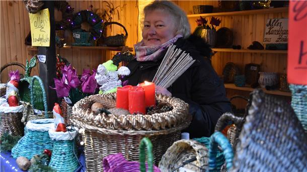 Weihnachtsmarkt in Zeven: Kleine Budenstadt lockt Besucher Das Foto zeigt Zoya lange an ihrem Stand.