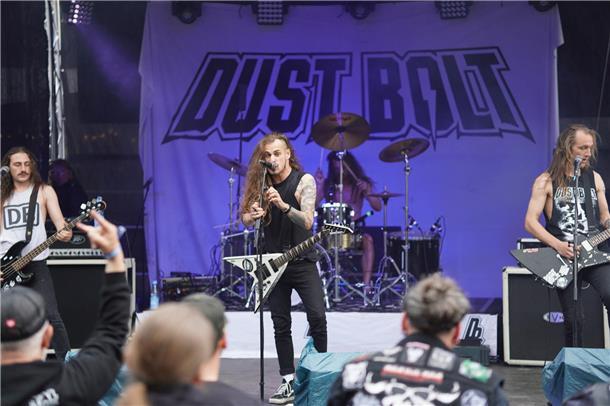 Zu Beginn ihres Auftritts saßen die Haare bei Dust Bolts Frontmann noch.