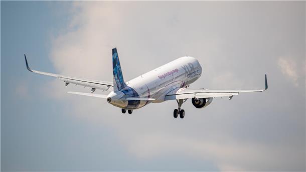 Zu dem Aufschwung bei Airbus tragen wesentlich zwei Versionen des Airbus A321 bei: der A321XLR und der A321ACE. Der Airbus A321XLR ist das erste sogenannte Single-Aisle-Flugzeug, das in der Lage ist, so lange Distanzen zurückzulegen, dass es auch Interkontinentalflüge zurücklegen kann.