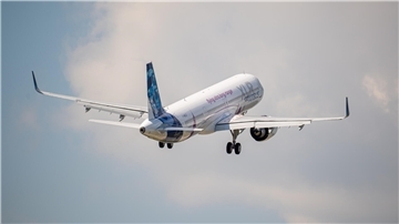 Zu dem Aufschwung bei Airbus tragen wesentlich zwei Versionen des Airbus A321 bei: der A321XLR und der A321ACE. Der Airbus A321XLR ist das erste sogenannte Single-Aisle-Flugzeug, das in der Lage ist, so lange Distanzen zurückzulegen, dass es auch Interkontinentalflüge zurücklegen kann.