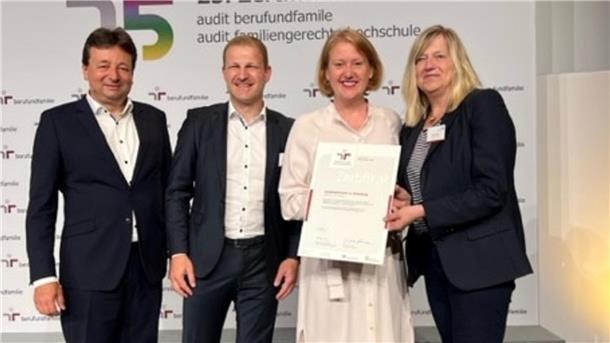 Zu den Gratulanten zählte auch Bundesfamilienministerin Lisa Paus (Grüne, Zweite von rechts), unter deren Schirmherrschaft das Audit steht.