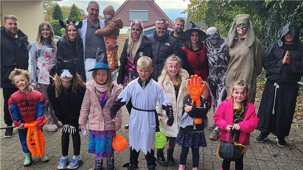 Zu den kleinen und großen Halloween-Fans, die am Freitag in Blexen unterwegs waren, gehörten auch diese Kinder und Erwachsene.