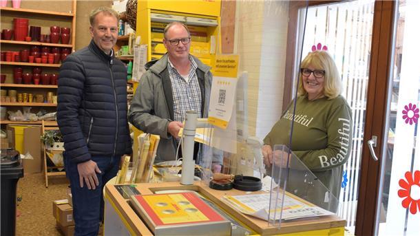 Die Post in Bokel, die im Laden von Kim Fietze (rechts) angesiedelt ist, schließt. Bürgermeister Guido Dieckmann (links) und Ortsvorsteher Stefan Somnitz suchen mit der Post nach einer Lösung. 