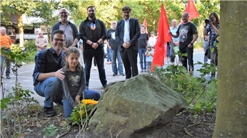 Zu der Gedenkveranstaltung gehörte es auch, dass vor dem Friedensbaum unweit der Stadtbücherei ein Kranz niedergelegt wurde. Diese Aufgabe übernahm Neeltje Humboldt. Das Foto zeigt das Mädchen unter anderem mit (von links) seinem Vater Nils Humboldt, Uwe Peglau (DGB), Philipp Böckmann (IG Metall) und Bürgermeister Nils Siemen.