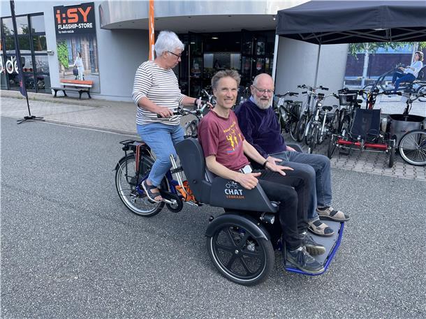 Zu dritt auf einer Rikscha: Wolf Warncke (rotes Shirt) und Joachim Franke während einer Probefahrt. Die Männer möchten in Tarmstedt ein Rikscha-Projekt realisieren.