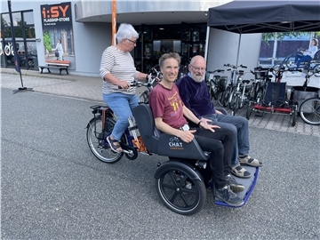 Zu dritt auf einer Rikscha: Wolf Warncke (rotes Shirt) und Joachim Franke während einer Probefahrt. Die Männer möchten in Tarmstedt ein Rikscha-Projekt realisieren.