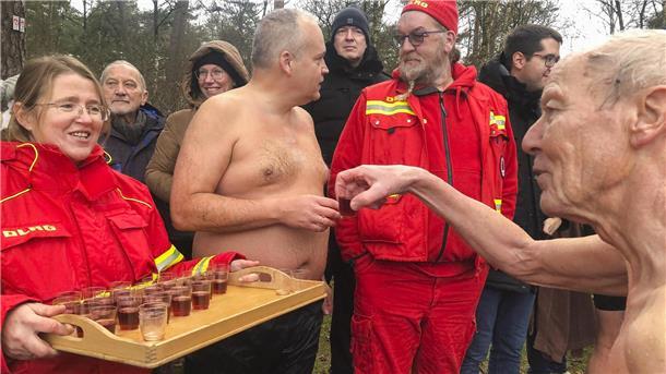 Neujahrsschwimmen am Bullensee: Gemeinsam den inneren Schweinehund besiegen Zu einem „Blauen Bullensee-Schluck“ sagen viele der Anbader nicht nein.