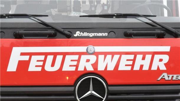 Zu einem brennenden Auto musste die Feuerwehr Buchholz ausrücken. Es gehörte ausgerechnet einer Kameradin (Symbolbild).
