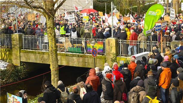 Zu einer Demonstration mit dem Titel „Es brennt! Keine Zusammenarbeit mit Rechtsextremen“ rufen die Parteien Bündnis 90/Die Grünen und SPD auf. 