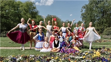 Zu einer tänzerischen "Reise um die Welt" lädt die Bremerhavener Ballettschule "Dance Art" von Irina und Marius Manole ein: Rund 200 Kinder, Jugendliche und Erwachsene präsentieren Tänze aus der ganzen Welt. Premiere ist am Sonntag, 10. September, 18 Uhr, im Großen Haus des Stadttheaters Bremerhaven. Eine zweite Vorstellung ist am 24. September.