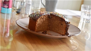 Zu gut für die Tonne: Diesen Latte-Macchiato-Kuchen haben Agnes Dahl und Susanne Garbarde ausschließlich mit abgelaufenen Zutaten gebacken.