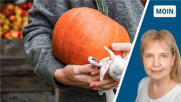 „Süßes, sonst gibt‘s Saures“ - oder auch mal Gesundes? großer Kürbis und Kuscheltier liegen im Arm einer Frau