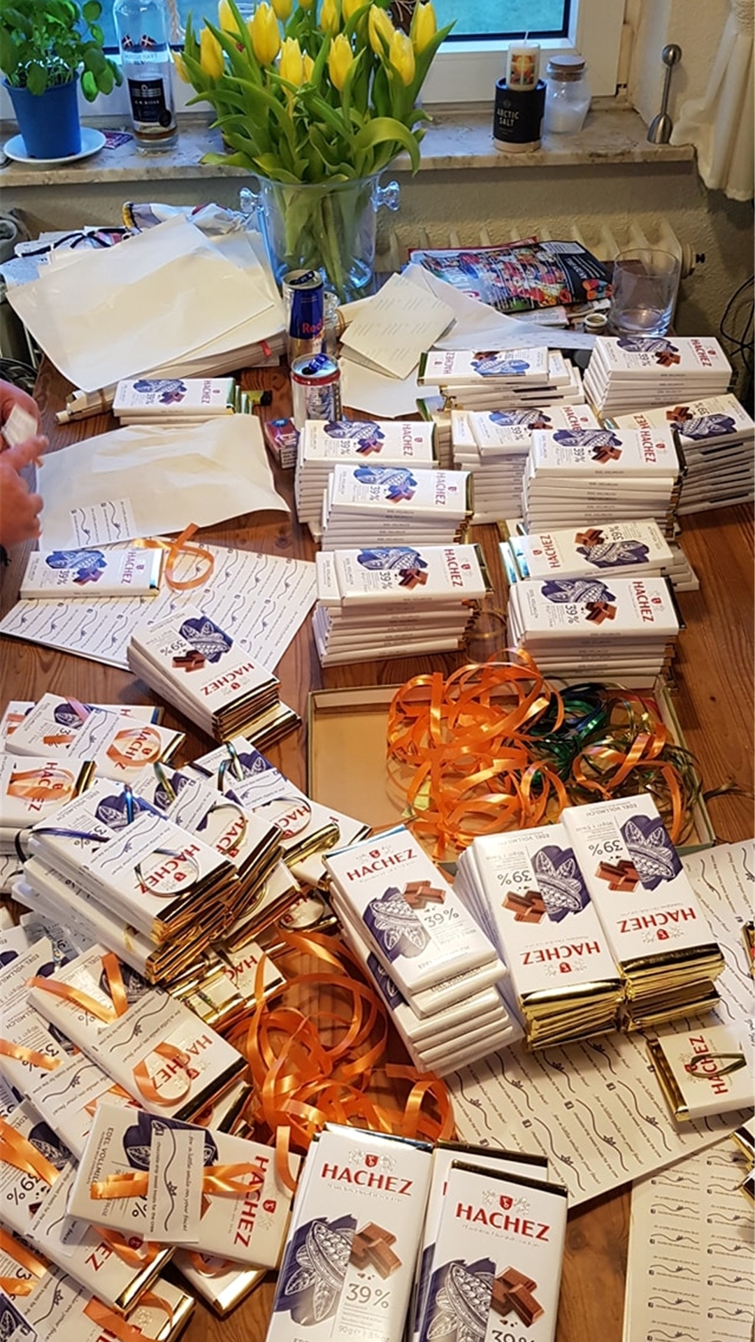 Zu Hause hat Eva Erkenberg mit Helfern jedes einzelne Stück zu einem Geschenk gemacht.