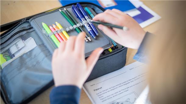 Ein Schüler lernt.