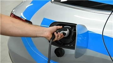 Sonnenstrom für den Autotank Zu Hause sein E-Auto zu laden, ist natürlich am bequemsten. Deshalb denken E-Mobilisten daran, die Ladestation mit einer PV-Anlage zu verknüpfen.