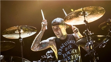 Zu heftig getrommelt: Drummer Travis Barker von Blink-182 musste am Finger operiert werden.