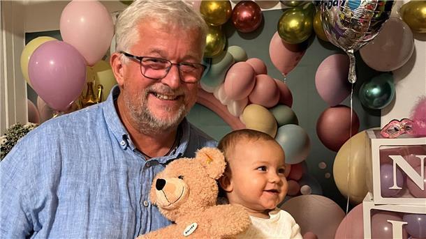 Ukrainische Familie erlebt Wiedersehen als „Weihnachtswunder“ Zu ihrem 1. Geburtstag schenkte DRK-Geschäftsführer Peter Deyle der kleinen Nika einen echten Teddybären.