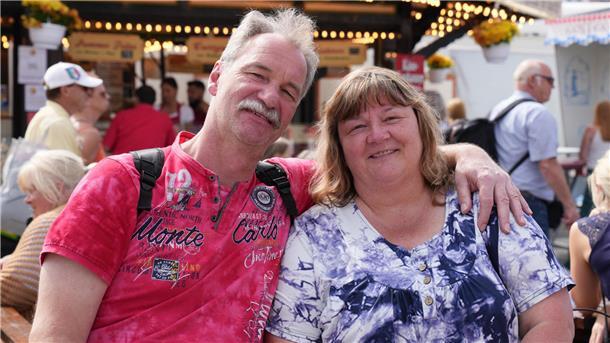 Ein Hoch auf euch! Das sind die Besucher der Maritimen Tage in Bremerhaven (Fotos) Zu ihrem Urlaub an der Nordsee gehört ein Besuch in Bremerhaven für Thomas und Regina Huppertz dazu. Die beiden sind aus Hagen in Westfalen zu Besuch in der Seestadt und genießen die Maritimen Tage zu zweit.
