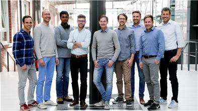 Zu neunt gestartet, mittlerweile bei 25 Mitarbeitern und auf Wachstumskurs: die Elise GmbH mit ihren Gründer Dr. Moritz Maier (rechts), Daniel Siegel (3. von rechts) und Sebastian Möller (Mitte).