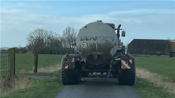 Zu schwer, zu breit: Für die Dimensionen der heutigen landwirtschaftlichen Fahrzeuge sind die Wirtschaftswege nicht gemacht. Flurbereinigungsverfahren schaffen Abhilfe.