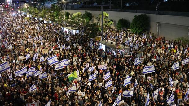 Zu Tausenden gingen Angehörige von Geiseln und ihre Unterstützer in Tel Aviv auf die Straße um Druck auf die eigene Regierung auszuüben.