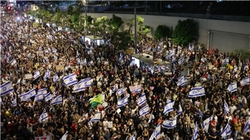 Zu Tausenden gingen Angehörige von Geiseln und ihre Unterstützer in Tel Aviv auf die Straße um Druck auf die eigene Regierung auszuüben.