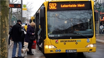 Bus an Bushaltestelle