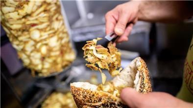 Zubereitung in einem Döner-Imbiss.
