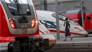 Züge der Deutschen Bahn im Münchner Hauptbahnhof. Der Fahrgastverband Pro Bahn hofft, dass die am Montag beginnende Schlichtung im Tarifkonflikt bei der Deutschen Bahn zu einem Ergebnis kommt - und es dann keine weiteren Streiks geben wird.