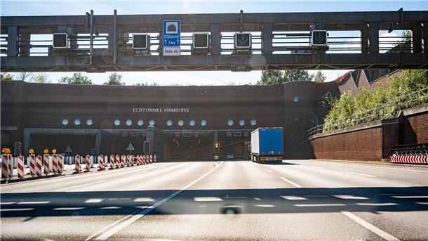 Verkehrs-Warnstreik: Macht Verdi auch den Elbtunnel dicht? Zufahrt auf der Autobahn 7 auf das Nordportal des Elbtunnels.