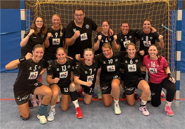 Verdienter 30:19-Sieg der Sittenser Handballerinnen gegen MTV Wisch Zufriedene Gesichter bei den Handballerinnen des VfL Sittensen und ihrem Trainer Boris Geyer nach dem 30:19-Auftaktsieg gegen den MTV Wisch.