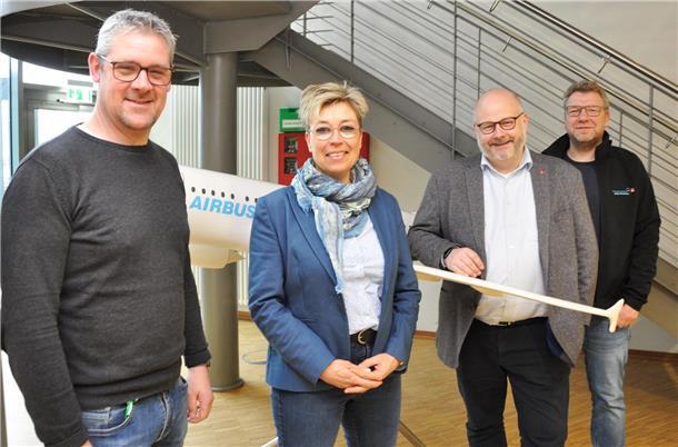 Zufriedene Gesichter bei der IG Metall und beim Airbus-Betriebsrat (von links): der IG-Metall-Bevollmächtigte in der Wesermarsch Jochen Luitjens, Kristina Thurau-Vetter, beim IG-Metall-Bezirk Küste für Luft- und Raumfahrt zuständig, IG-Metall-Bezirksleiter Daniel Friedrich und der Airbus-Betriebsratsvorsitzende Michael Eilers.