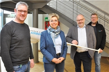 Zufriedene Gesichter bei der IG Metall und beim Airbus-Betriebsrat (von links): der IG-Metall-Bevollmächtigte in der Wesermarsch Jochen Luitjens, Kristina Thurau-Vetter, beim IG-Metall-Bezirk Küste für Luft- und Raumfahrt zuständig, IG-Metall-Bezirksleiter Daniel Friedrich und der Airbus-Betriebsratsvorsitzende Michael Eilers.