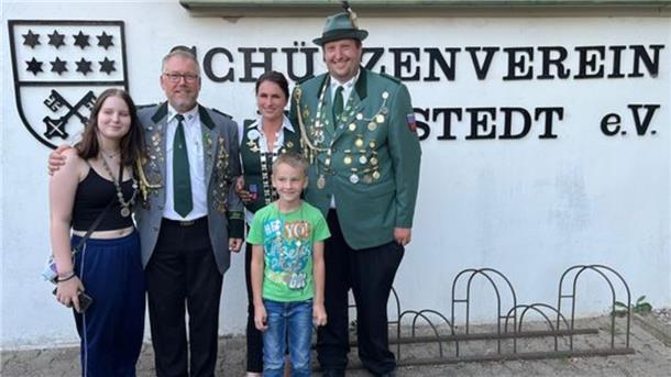 Zufriedene Gesichter nach dem Herbstschützenfest des Wittstedter Schützenvereins (von links): Jugendkönigin Celine Abbenseth, Sportleiter Ralf Geffken, Vizekönigin Verena Schaubode, Vizekönig André Geils, vorn: Kinderkönig Till Abbenseth.
