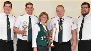 Zielgenauigkeit und kulinarische Genüsse Zufriedene Gesichter: Vizepräsident Carsten Heins (von links), Jan Albers (Bodo-Krosch-Pokal), Sibylle Heins, (Grandmonarchin), Joachim Eckhof (Grandmonarch und Hatzte-Pokal) und Vereinspräsident Jan-Niklas Hastedt.