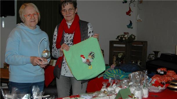 Weihnachtsmarkt in Heeslingen trotz grauem Himmel gut besucht Zugunsten der Mission, des Hospizdienstes und der Jugendarbeit sind Michaela Dittmer und Anke Wiegers im Gemeindehaus tätig.