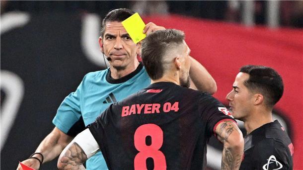 Zukünftig soll der Video-Schiedsrichter auch Gelb-Rote Karten überprüfen können. (Archivbild)