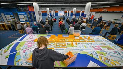 Zukunftscamp für die Innenstadt: Kickoff mit Oberbürgermeister Melf Grantz (im Hintergrund, im Vordergrund baut man aus Legosteinen) im ehemaligen Saturn-Markt im Hanse-Carré. Foto Scheschonka