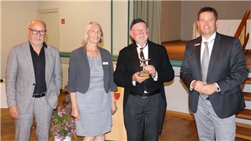 Zuletzt hatte im vergangenen Hartmut Kühne (2. von rechts) die Goldene Krabbe gewonnen. Unser Bild zeigt ihn zusammen mit Burkhard Leimbach, der die Laudatio gehalten hatte, der damaligen „Gezeiten“-Vorsitzenden Renate Knauel und Bürgermeister Axel Linneweber.