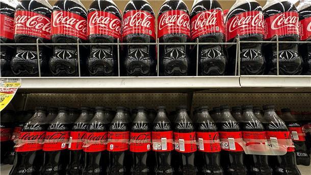 Zuckerfreie Getränke gefragt: Coca-Cola legt zu Zuletzt waren zuckerfreie Getränke gefragt - und Verbraucher griffen auch zu kleineren Verpackungen. (Archivbild)