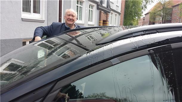 „Clown gehört ins Gefängnis“ Zuletzt wurde das Auto von Gunnar Wegener im Mai dieses Jahres mit Lackfarbe beschmiert. Beim Beseitigen der Spuren zeigte sich der Sozialdemokrat aus Cuxhaven wenig begeistert. Mittlerweile sei ihm durch derlei Attacken ein Schaden von 10 000 Euro entstanden, sagt er.