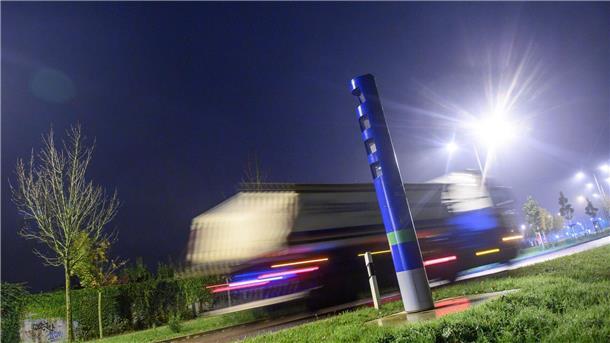 Lkw-Maut, Pflege, Wein und Bahn: Was sich im Dezember ändert Zum 1. Dezember steigt die Lastwagenmaut auf deutschen Fernstraßen.