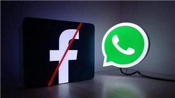 Zwei Leuchtelemente mit den Markenemblemen von Facebook und WhatsApp. Das Facebook-Symbol ist durchgestrichen.