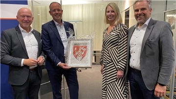 Zum 100-jährigen Jubiläum der Volksbank Bremervörde überreichte Bremervördes Bürgermeister Michael Hannebacher (von links) das Bremervörder Stadtwappen mit dem heiligen Liborius an Volksbank-Vorstandssprecher Jan Mackenberg, Vorstandsmitglied Stefanie Kase und den stellvertretenden Vorstandssprecher Michael Kersting.
