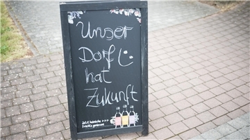 Aufsteller auf gepflasterter Fläche