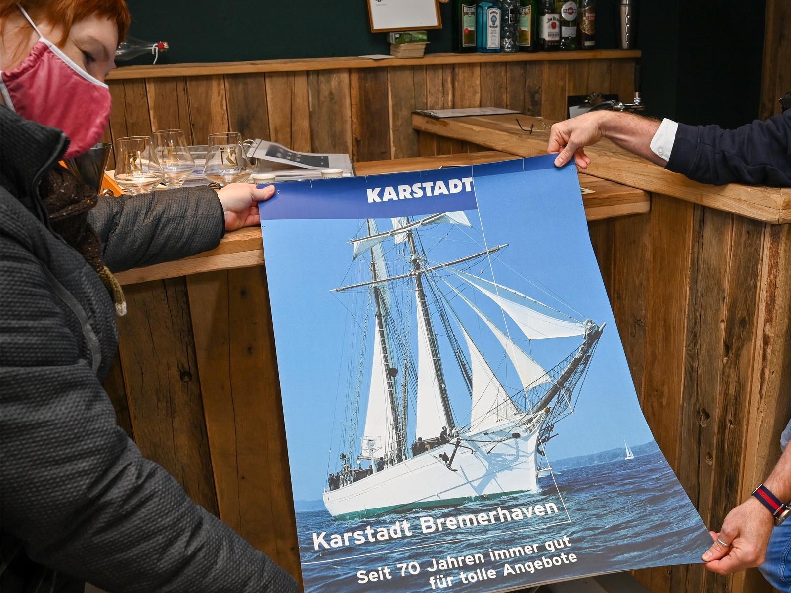 Zum 70. Geburtstag segelte ein namenloses weißer Segler auf dem Plakat von Karst...