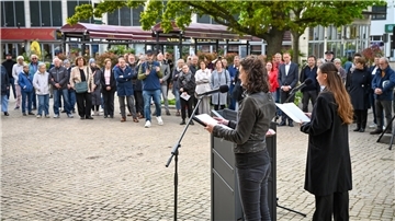 Zum 80. Jahrestag des Kriegsendes fand vor der Großen Kirche eine Gedenkfeier statt. Die Schauspielerinnen Marsha B. Zimmermann und Anna Caterina Fadda (re.) zeigten Auszüge aus dem Theaterprojekt „Stunde Null“.