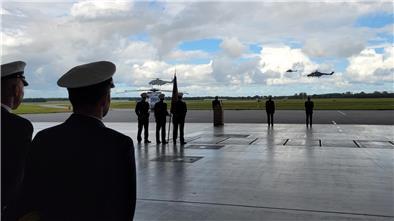 Zum Abschied des "alten" Kommodore, Kapitän zur See Carsten Holtgreve, fliegen ein NH90 Sea Lion und zwei Lynx-Hubschrauber eine Ehrenrunde vor der Halle auf dem Marinefliegerstützpunkt in Nordholz.