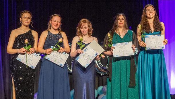 Ostetalschule in Sittensen entlässt Förder-, Haupt- und Realschulabsolventen Klassenbeste Emma Daske, Sophie Müller, Sofie Mut, Lisa Spang und die Jahrgangsbeste Jennifer Krüger.